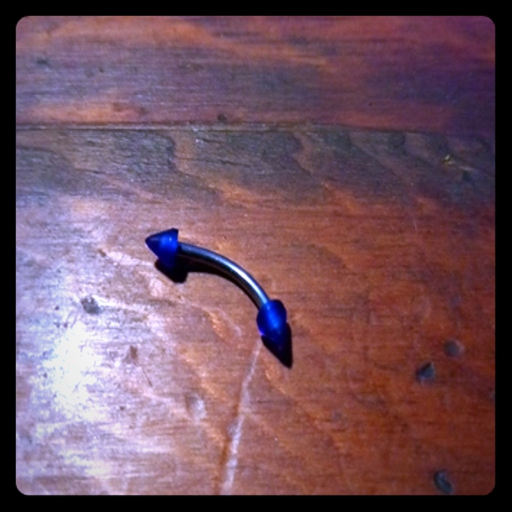 Eyebrow barbell arrow